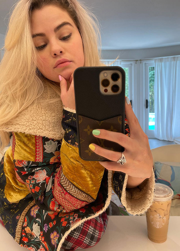 Selena Gomez blonde hair mirror selfie Instagram