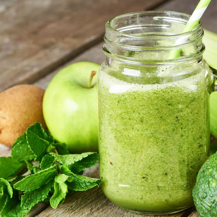 green juice smoothie in mason jar