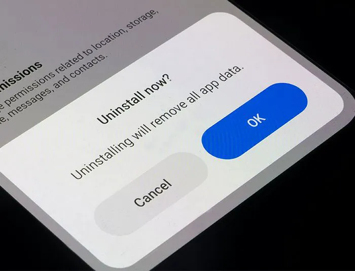 uninstalling-app-smartphone