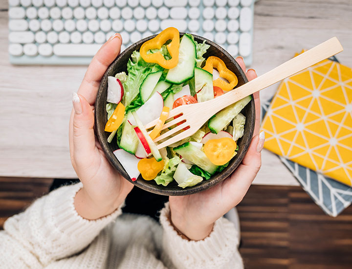 woman-eating-salad