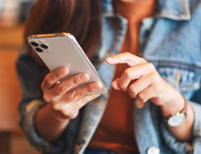 woman-texting