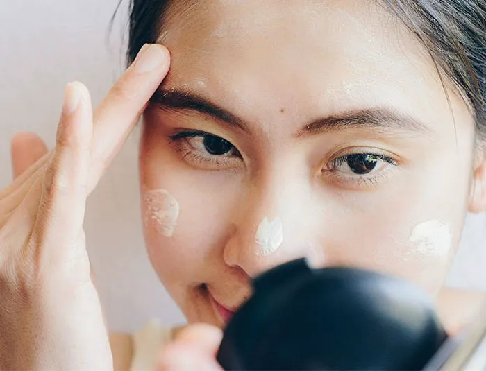 woman-applying-concealer