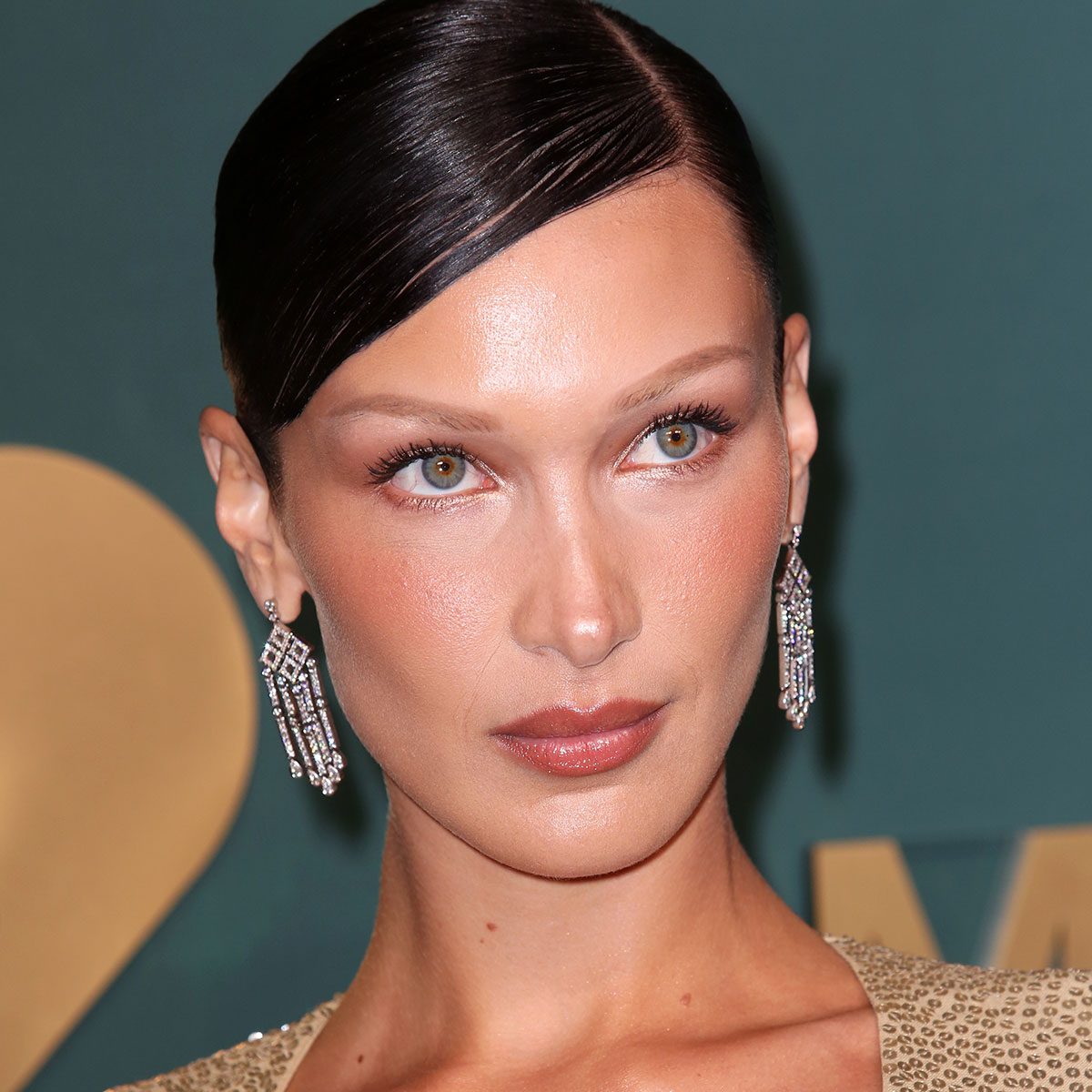 bella hadid red carpet dangly earrings