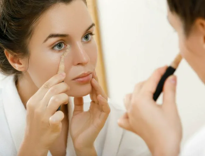 Woman concealing under her eyes