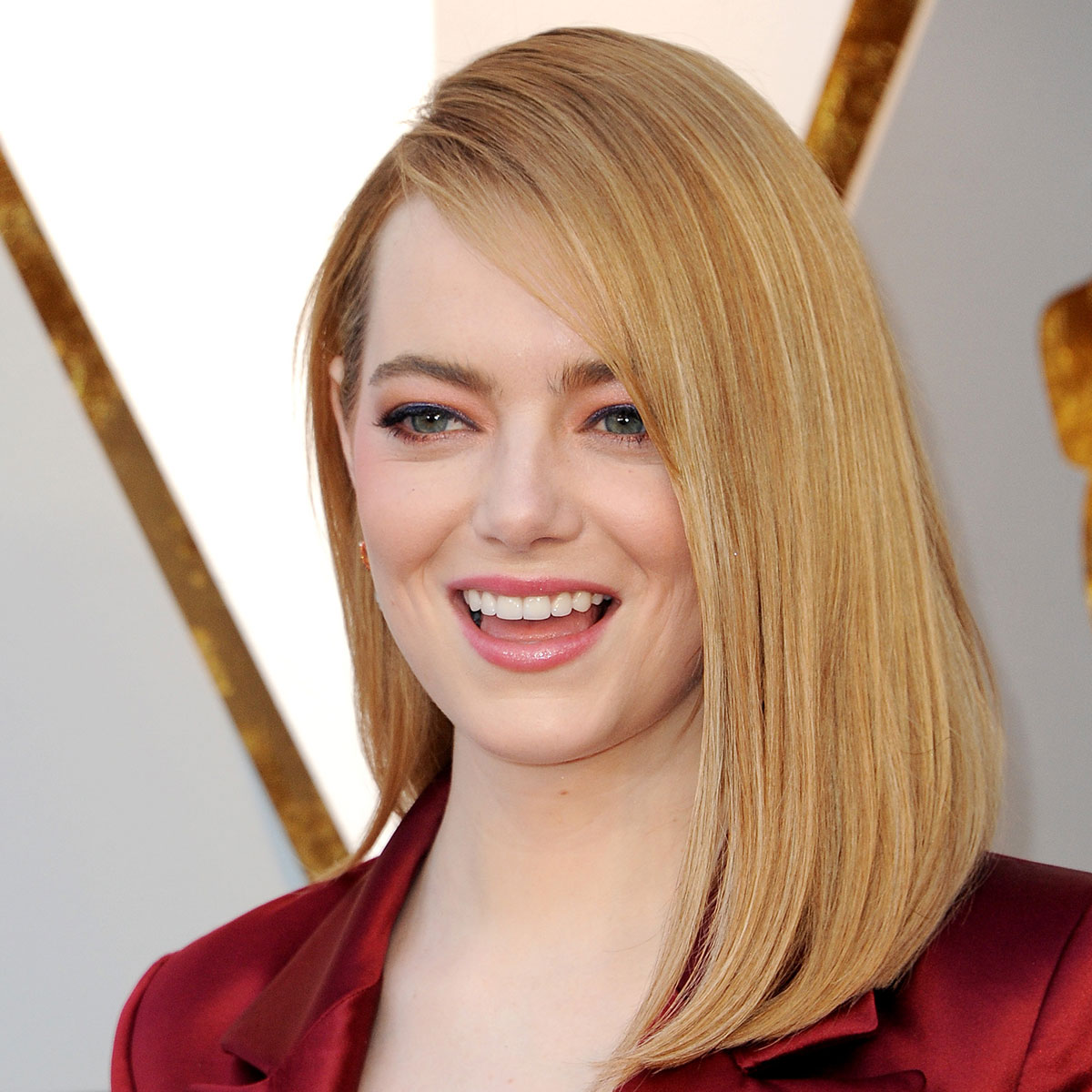 Emma Stone Shows Off Her Tiny Waist In Cinched, Elegant White Louis Vuitton  Gown In Rare Red Carpet Appearance - SHEfinds