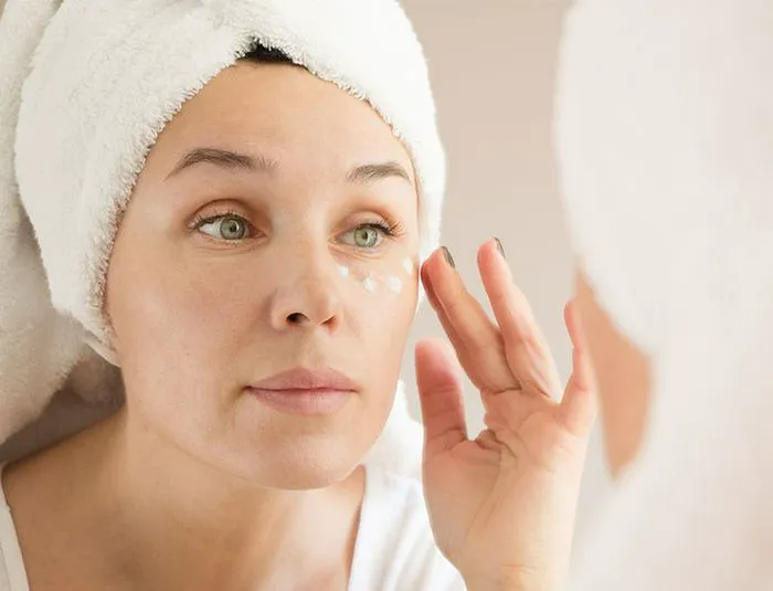 woman-putting-on-eye-cream