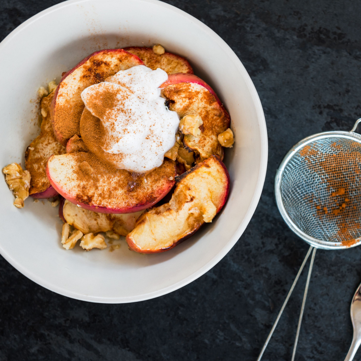 Apple slices with cinnamon