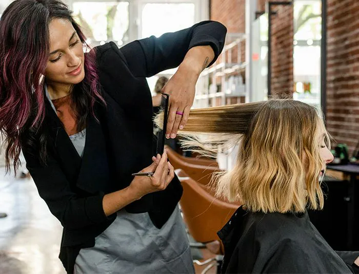 hairstylist-working-client