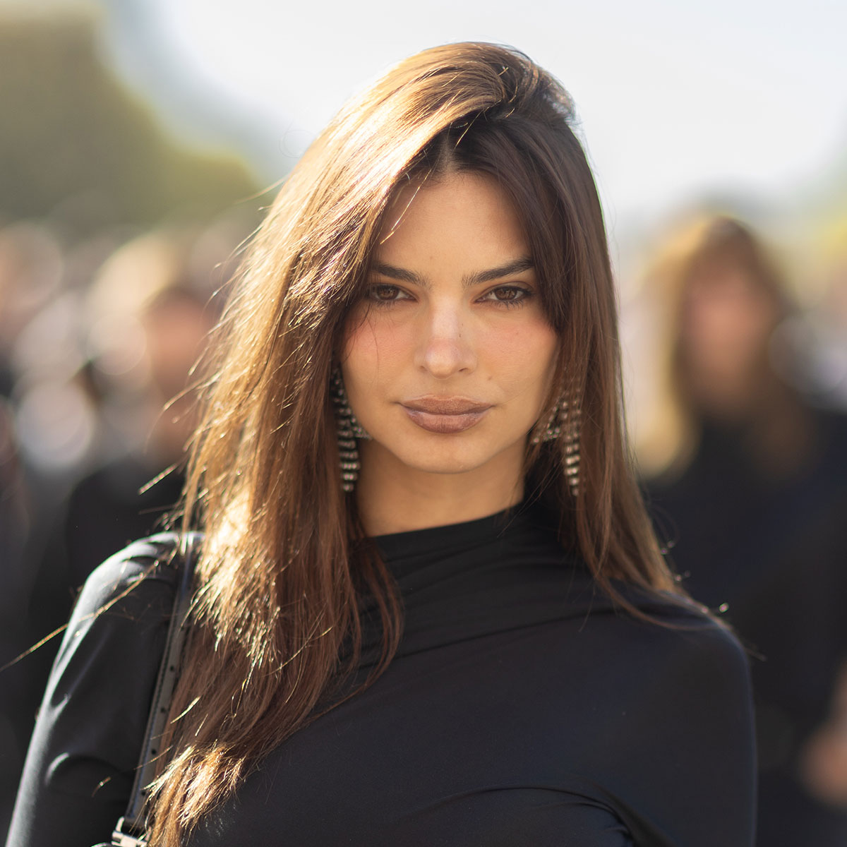 Emily Ratajkowski Takes Our Breath Away In An Off-The-Shoulder Crop Top