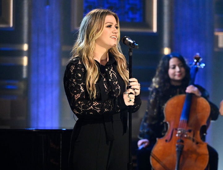 kelly clarkson singing on jimmy fallon