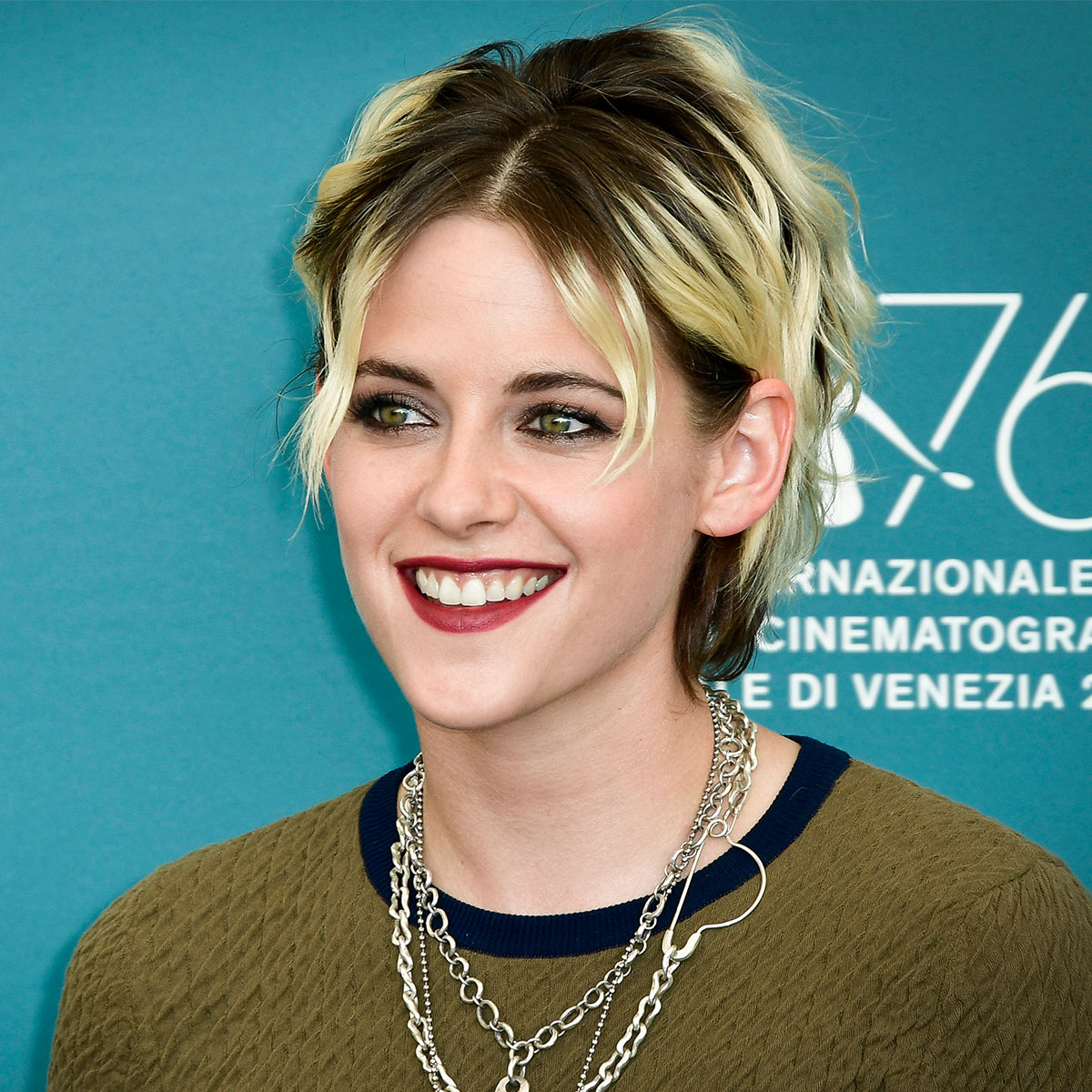 kristen stewart red carpet bixie haircut