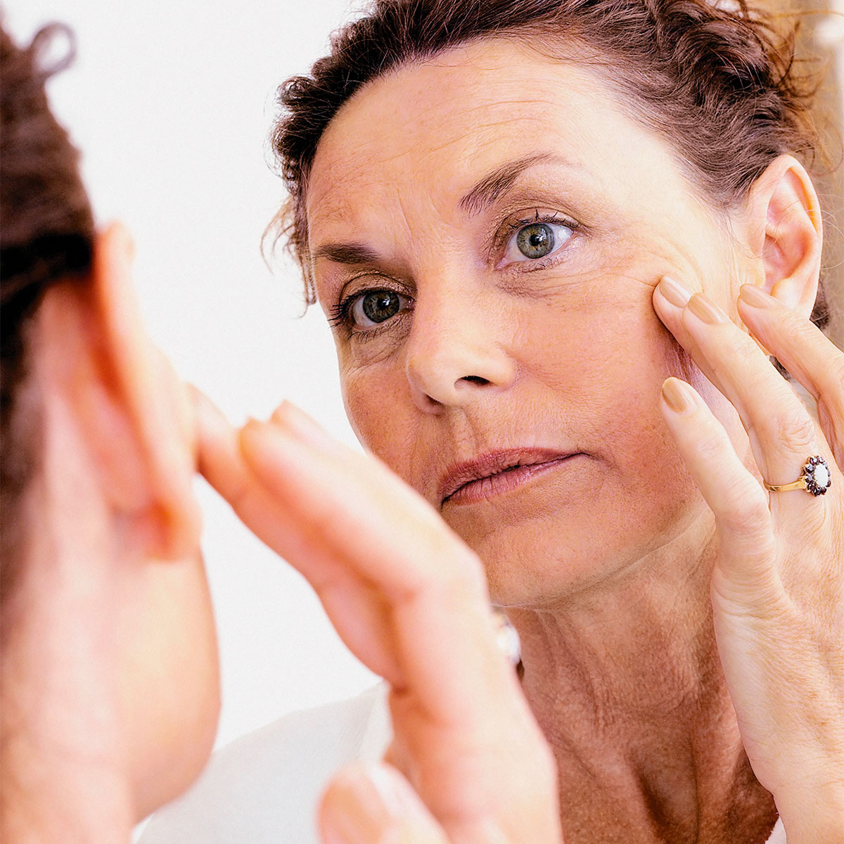 woman-looking-mirror