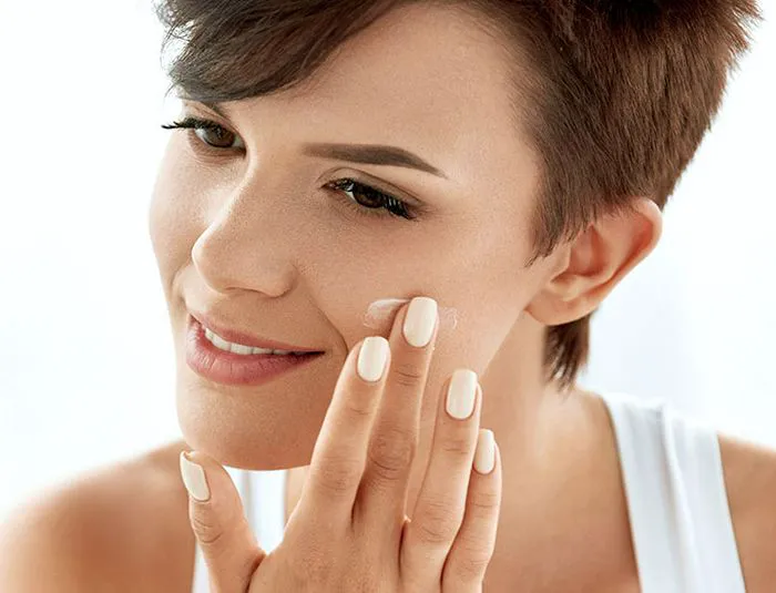 woman-preps-skin
