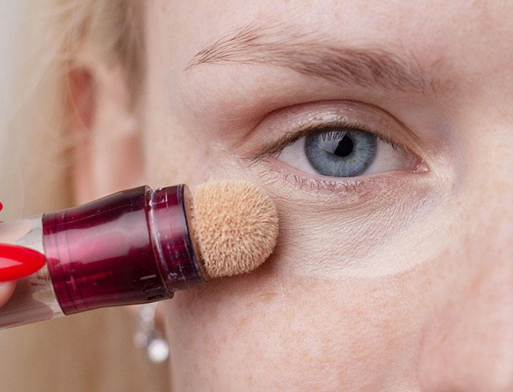 woman-using-under-eye-concealer