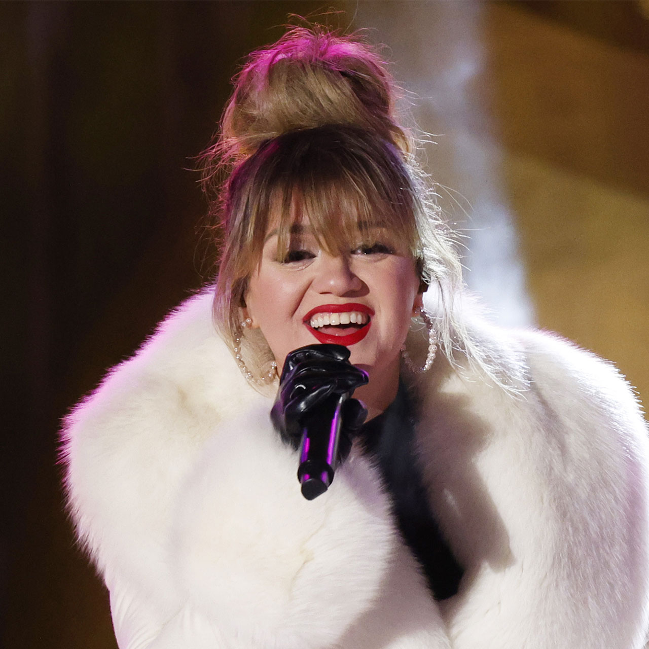 Fans React To Kelly Clarkson’s Weight Loss As She Hosts Christmas Tree