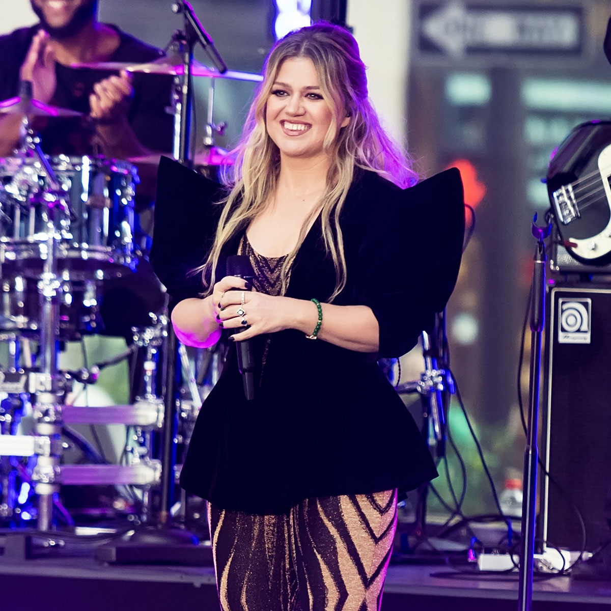 Kelly Clarkson Continues To Flaunt Her New Slim Figure In A Floral