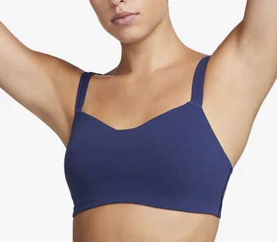 Light-support padded strappy sports bra by Nike Alate Trace.