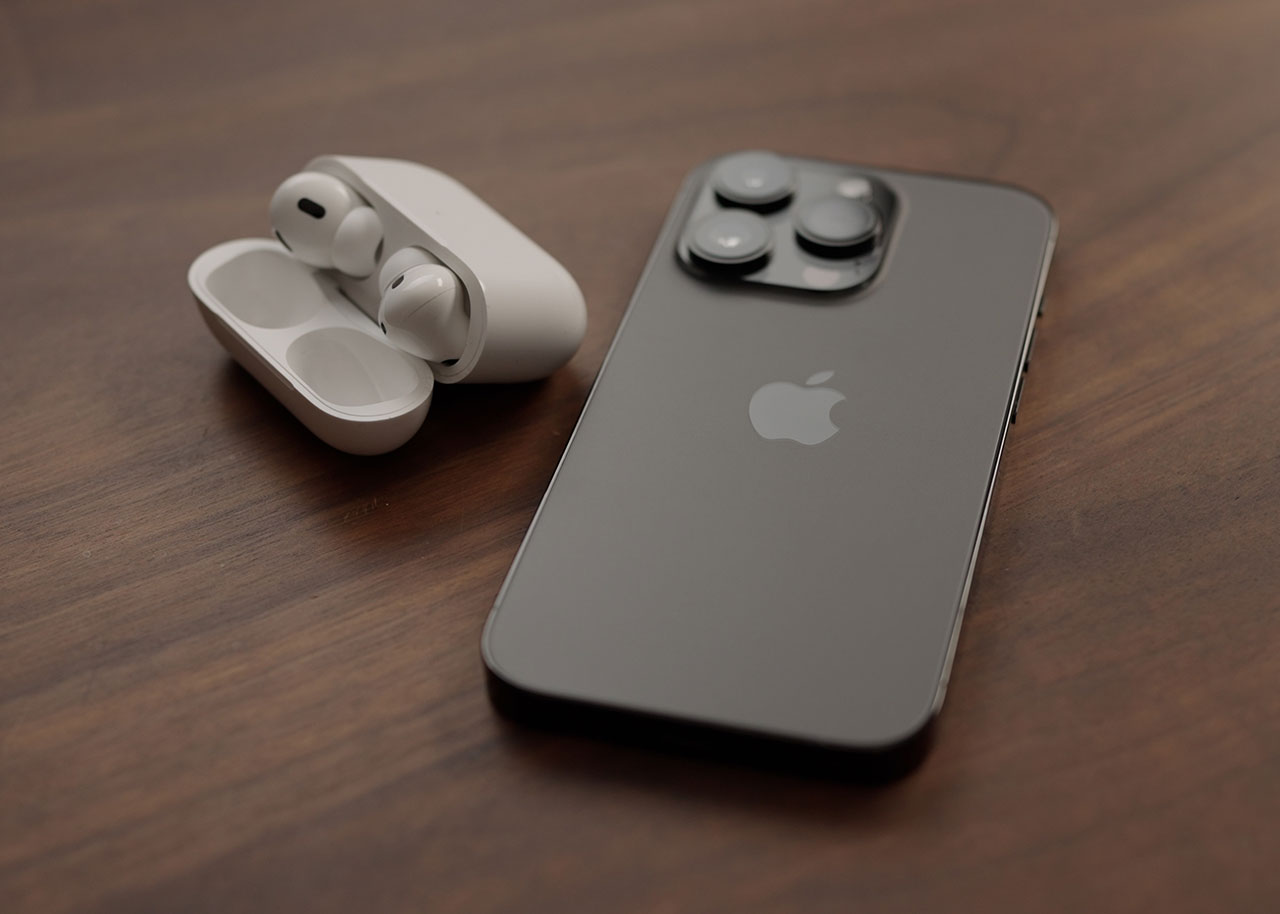 black-iphone-earbuds