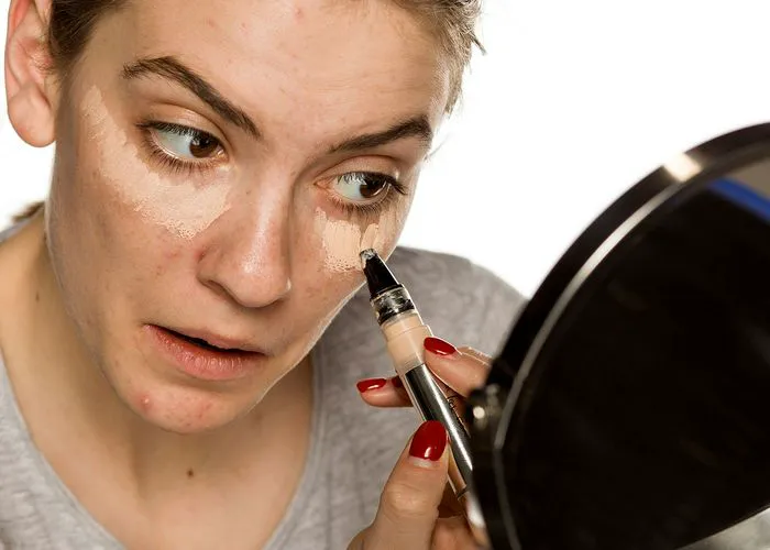 woman-applying-concealer
