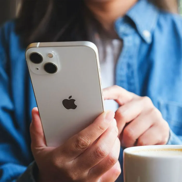 woman-using-iphone