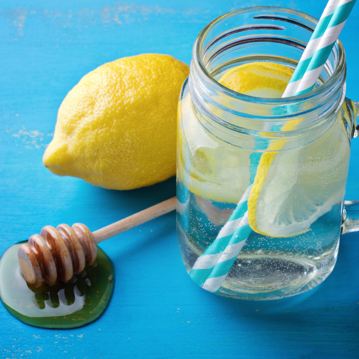 Сок лимона вода корица сода. Вода Лемон Лемон. Вода с лимоном и медом. Лимонно медовая вода. Мед с лимоном.