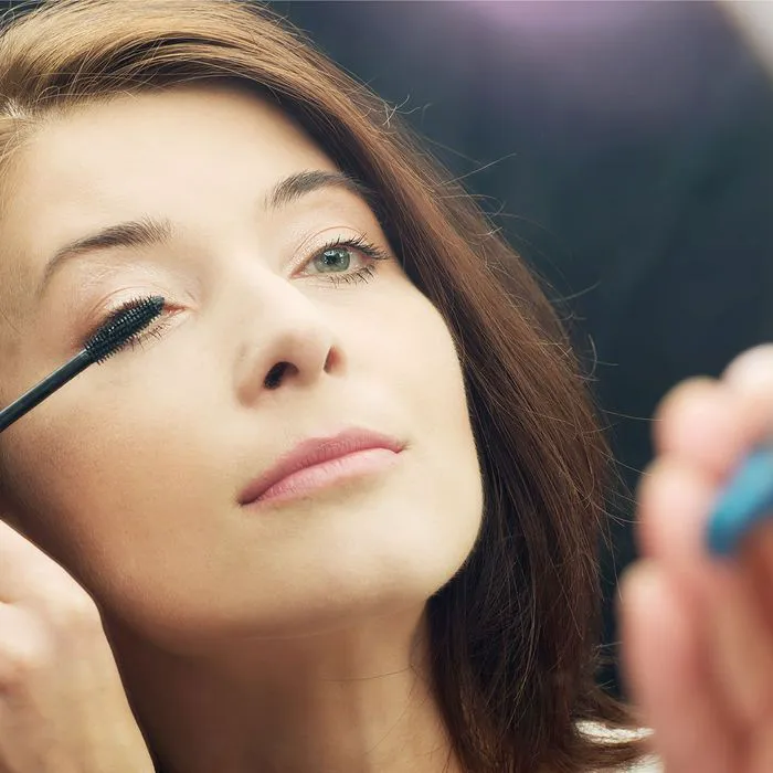 woman-applying-mascara