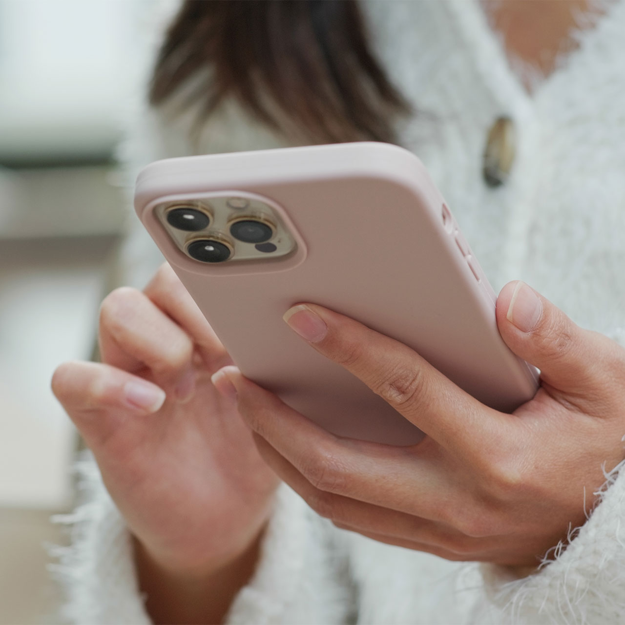 woman-wearing-sweater-using-iphone