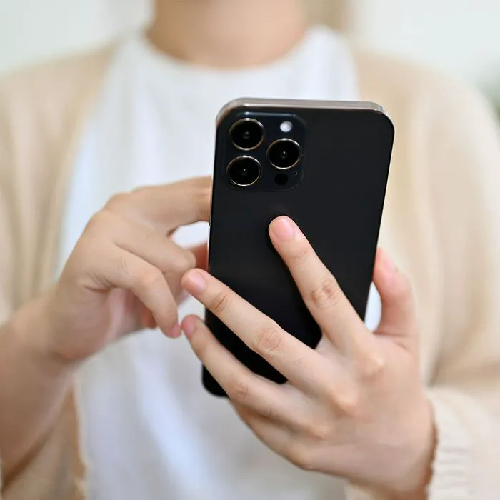 anonymous-woman-black-iphone