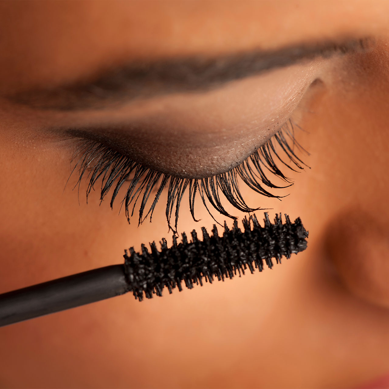 woman-applying-mascara