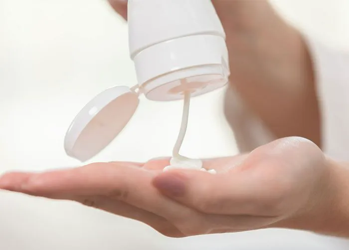 squeezing-shampoo-hand