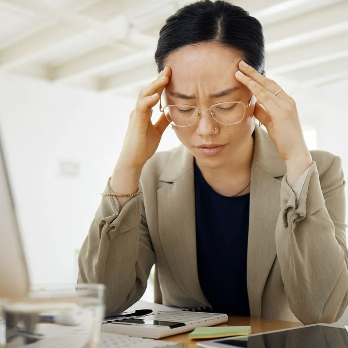 Woman struggling to focus at work due to inflammation