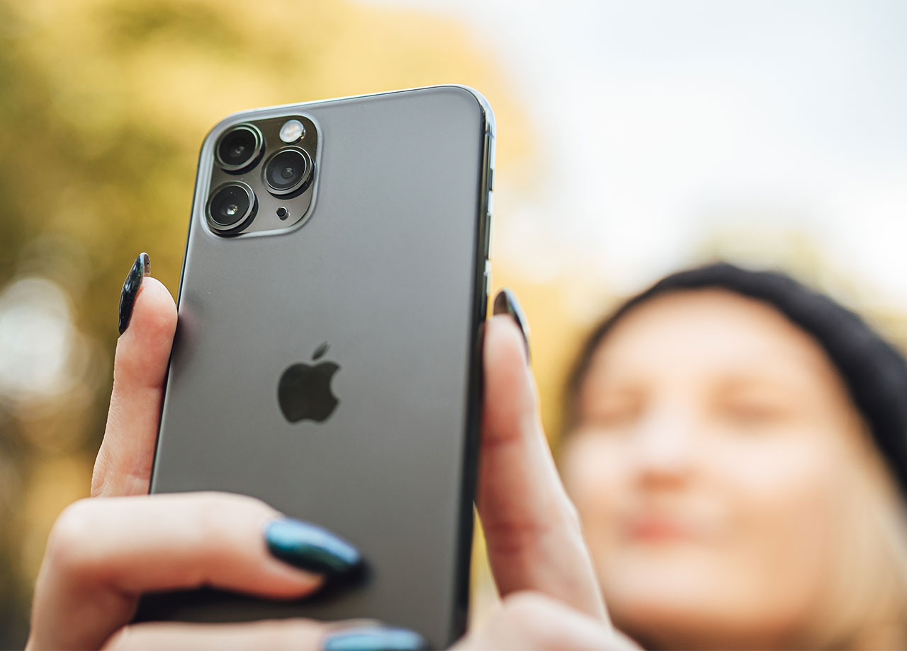 woman-using-iphone