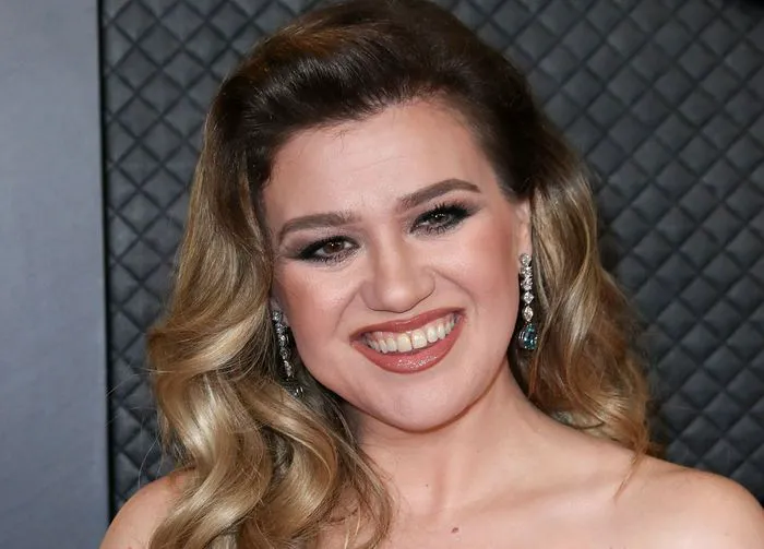 Kelly Clarkson attending the 2024 Grammy Awards red carpet event.