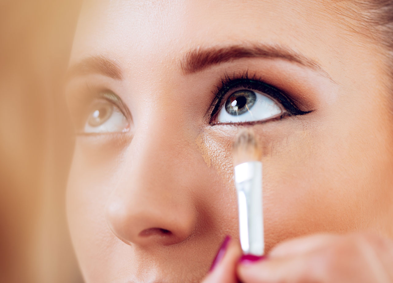 makeup-artist-applying-concealer