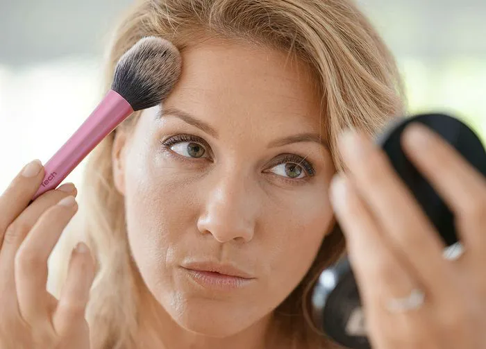 woman-applying-makeup