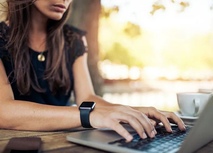 woman-business-laptop