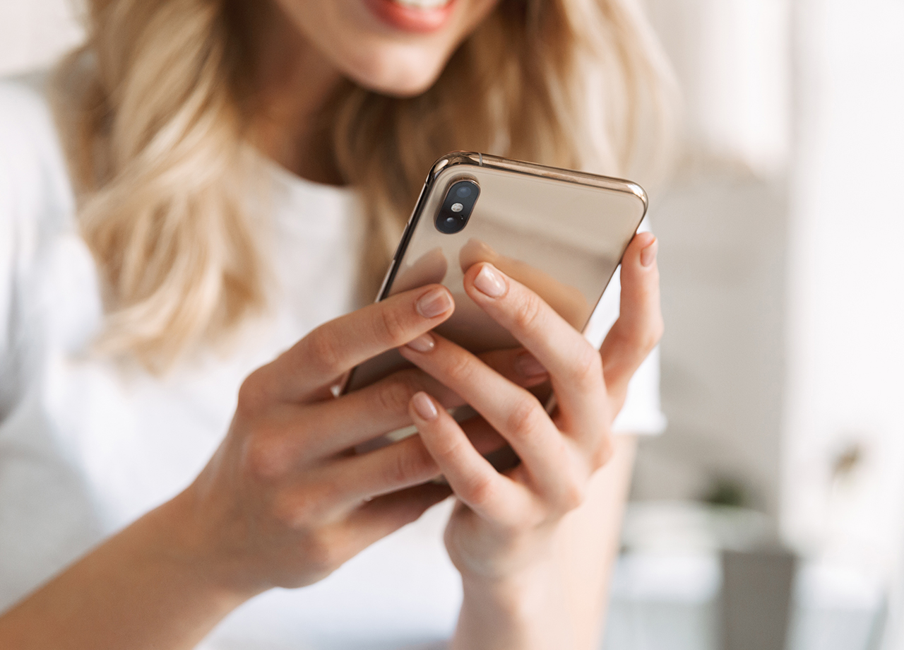 woman-texting-white-t-shirt