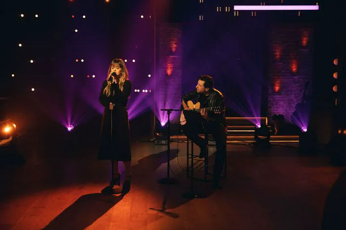 Kelly Clarkson performing Over the Rainbow