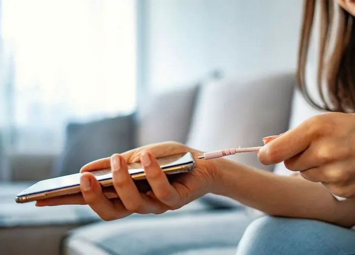 iphone-plugging-in