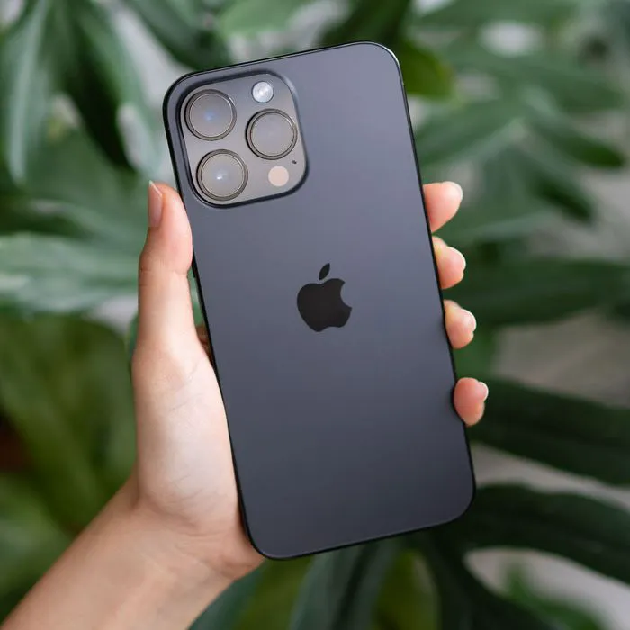 woman-holding-iphone