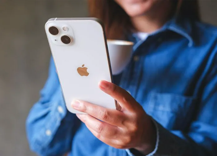 woman-holding-iphone
