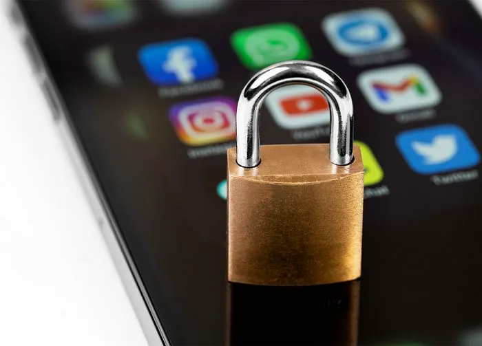 iphone-with-padlock