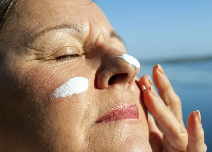 woman-applying-sunscreen