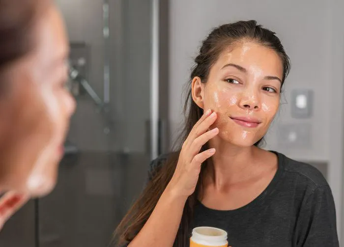 woman-using-oil-cleanser