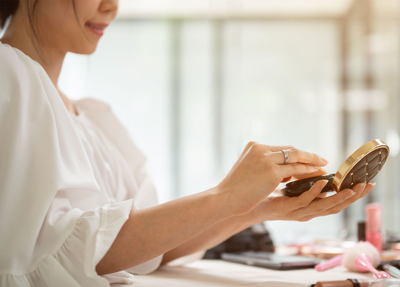 woman-applying-makeup