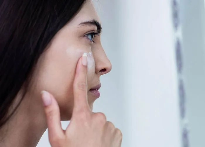 woman-applying-primer