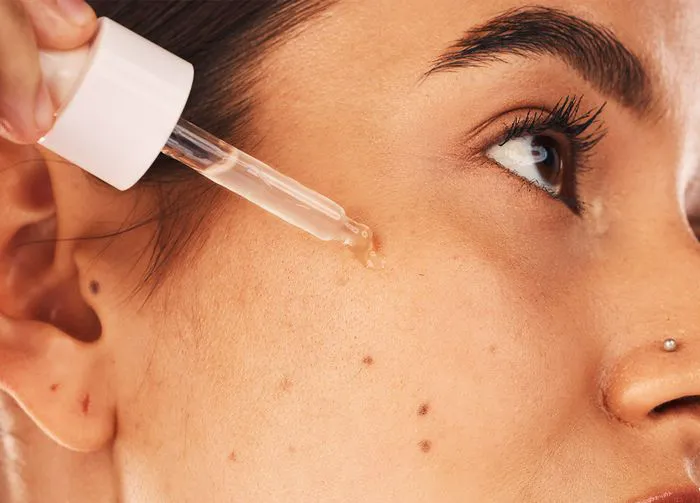 woman-using-retinol