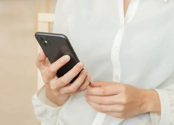 woman-using-iphone