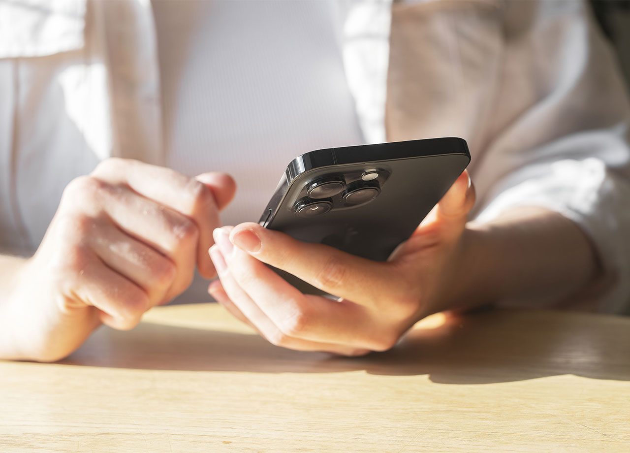 A Tech Expert Tells Us Why You Should Never Sleep With Your Phone Under