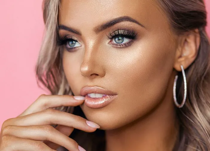 tanned-woman-highlighter